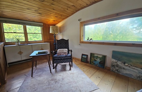 Town of Conesville Cottage | Charming cottage with a mountain view from the wrap-around deck, @upstayz