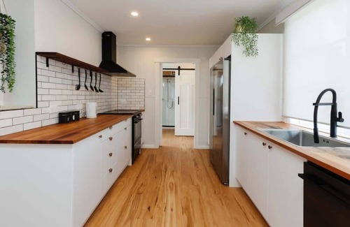 New Plymouth Cottage | Charming Cottage - with deck & beach access