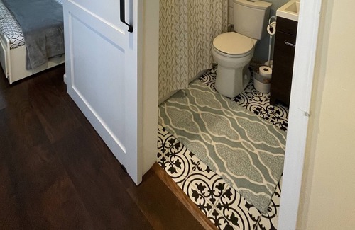 East Richmond Cottage | Charming Cottage with Hot Tub and Yard