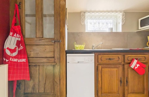 La Colombe Cottage | Charming Countryside Retreat with Garden, Fireplace, BBQ, and Modern Amenities