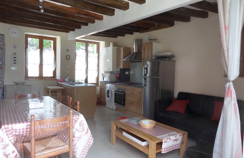 Sambin Cottage | Charming Countryside Home Near Châteaux with Garden, AC, and Modern Amenities