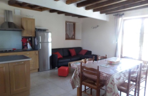 Sambin Cottage | Charming Countryside Home Near Châteaux with Garden, AC, and Modern Amenities