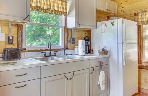 Zanesville Cabin | Charming Couples Cabin on 40 Acres in Zanesville