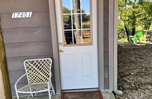 Tahlequah Apartment | Charming Cozy 1-bedroom Riverside Apartment with AC, WiFi in peaceful Tahlequah