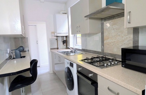 Oadby House | Charming Cozy 4-bedroom house with Projector, Snack cupboard, Highspeed WI-FI