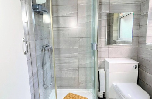 Oadby House | Charming Cozy 4-bedroom house with Projector, Snack cupboard, Highspeed WI-FI