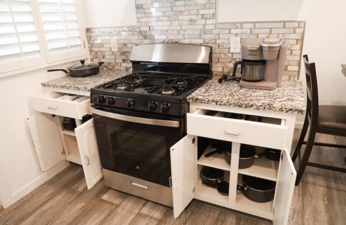 Biggs Field House | Charming Cozy Retreat Near Ft Bliss, Shopping & Restaurants