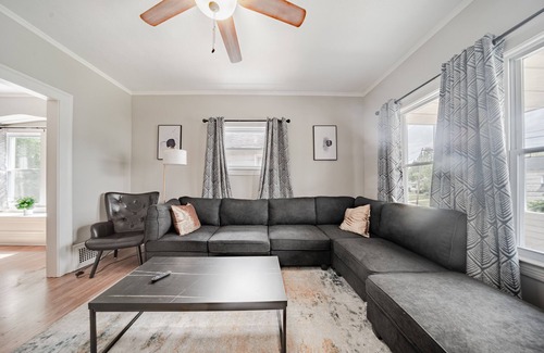 Old Brooklyn Apartment | Charming Cozy Retreat Fast WI-FI