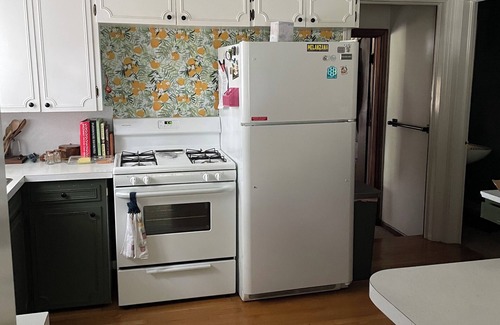 Beechwood Cottage | Charming Deeded Lake Access 3-bedroom cottage in Holland. 2 Week Min.