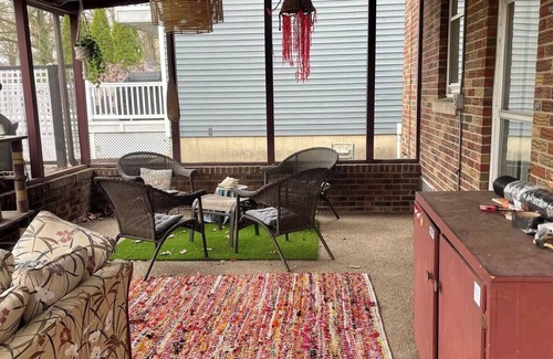 Beechwood Cottage | Charming Deeded Lake Access 3-bedroom cottage in Holland. 2 Week Min.