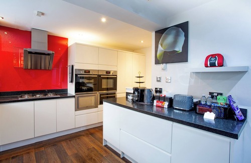 Nottingham House | Charming Deluxe 5 Bedroom House In Nottingham