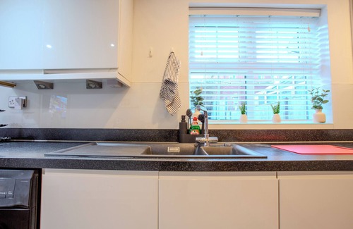 Nottingham House | Charming Deluxe 5 Bedroom House In Nottingham