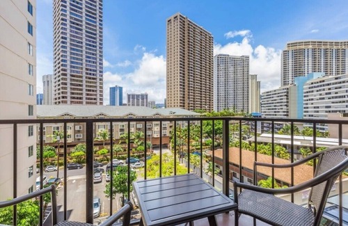 Waikiki Hotel | Charming Diamond Head Views in Waikiki