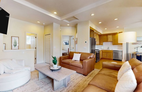 Broken Top House | Charming dog-friendly retreat near skiing/golf with views & fireplace