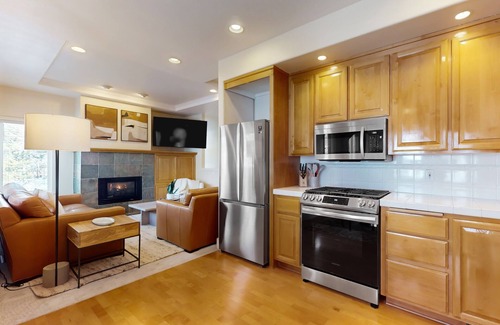 Broken Top House | Charming dog-friendly retreat near skiing/golf with views & fireplace