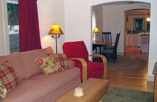 Williamstown House | Charming Downtown Williamstown Cottage - 5 Min Walk to Campus