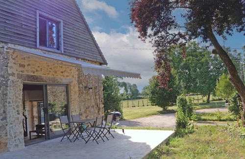 Colombiers Cottage | Charming duplex with terrace, pets allowed, WiFi included