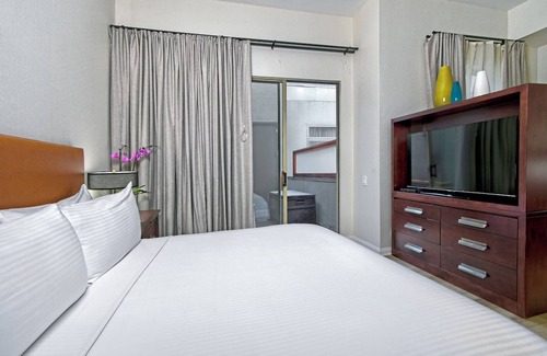 South Beach Hotel | Charming Embarcadero Room Near Ferry, Oracle Park & Painted Ladies