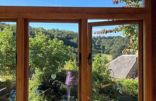 Chalford House | Charming Escape | Artsy Dog-Friendly Stone Cottage