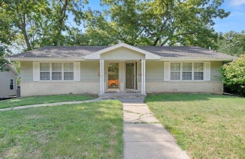Des Moines Apartment | Charming Family Friendly 3BR Duplex Close to Drake