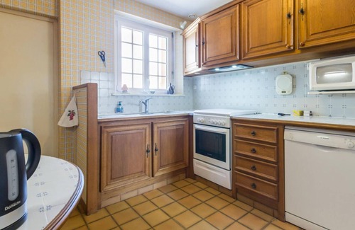 Reville Cottage | Charming family home with spacious garden in Réville