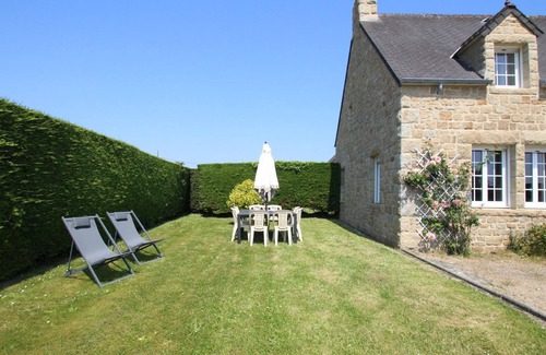 Reville Cottage | Charming family home with spacious garden in Réville
