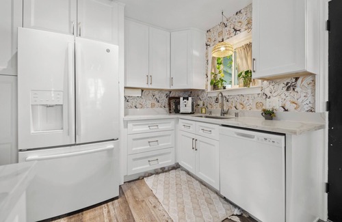 North Broadway House | Charming family Ranchette - Entire Home with pool