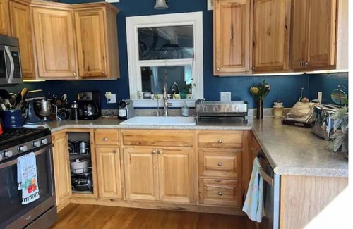 Jacoby Creek House | Charming Family Retreat in Town
