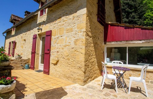 Sainte-Mondane Cottage | Charming Farmhouse with WiFi, Fireplace, and Large Garden near Dordogne River