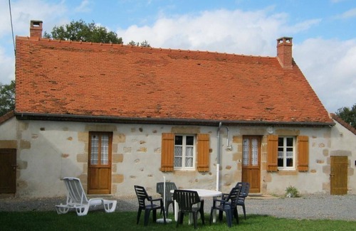 Vieure Cottage | Charming farmhouse in Vieure, pets allowed, sheets included