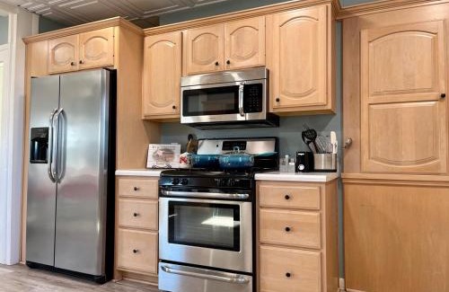 Singers Glen House | Charming Farmhouse w King Bed Hot Tub & EV Charger