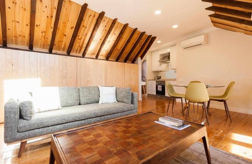 Merces Apartment | Charming Flat with A/C & Terrace in Príncipe Real