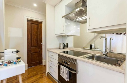 Merces Apartment | Charming Flat with A/C & Terrace in Príncipe Real