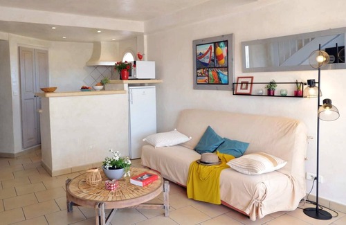 Lecci Apartment | Charming flat with its feet in the water