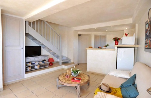Lecci Apartment | Charming flat with its feet in the water