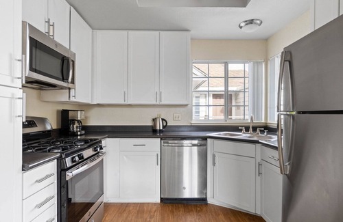 Foster City Apartment | Charming Foster City 2BR w/Gym, 2 Pools & W/D, near VISA, by Blueground