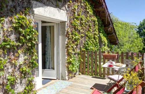 Saint-Priest-la-Prugne Apartment | Charming Studio with Terrace, Garden, and Modern Amenities in a Tranquil Mountain Hamlet