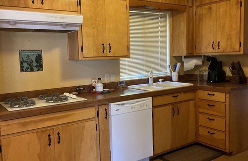 Ennis House | Charming Getaway on the Banks of the Madison River