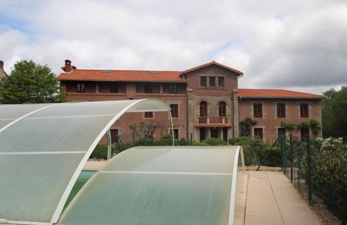 Cugand Cottage | Charming Gite with Pool, Close to Clisson & Puy du Fou, Sleeps 8 - Perfect for Families & Friends