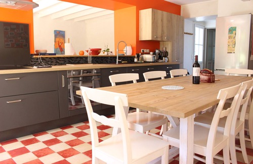 Verac House | Charming gîte with swimming pool on organic wine estate