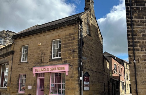 South Charlton Apartment | Charming Grade 2 Listed Apartment in Alnwick town centre with castle views.