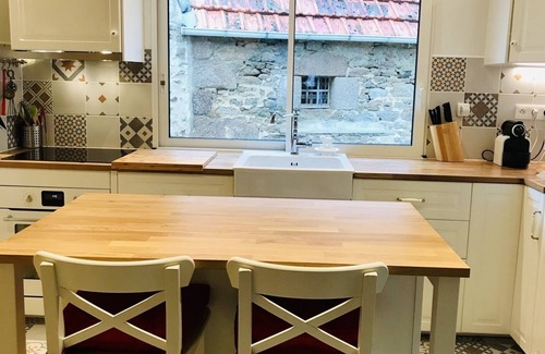 Reville House | Charming granite house near the sea