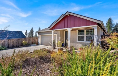 Grass Valley House | Charming Grass Valley Haven-Contemporary Comfort with a local touch of Elegance