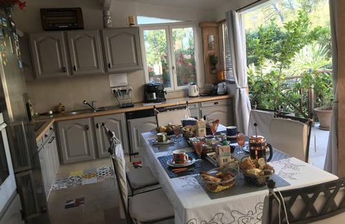 Greasque House | Charming guest room "Cezanne"/large swimming pool heated by solar panels