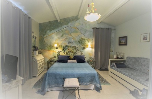 Greasque House | Charming guest room "Cezanne"/large swimming pool heated by solar panels