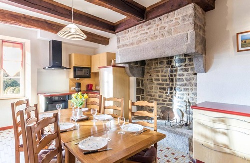 Saint-Pierre-Langers Cottage | Charming House in Saint-Pierre-Langers with Parking