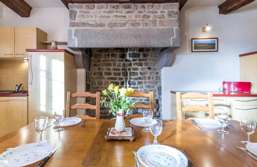 Saint-Pierre-Langers Cottage | Charming House in Saint-Pierre-Langers with Parking