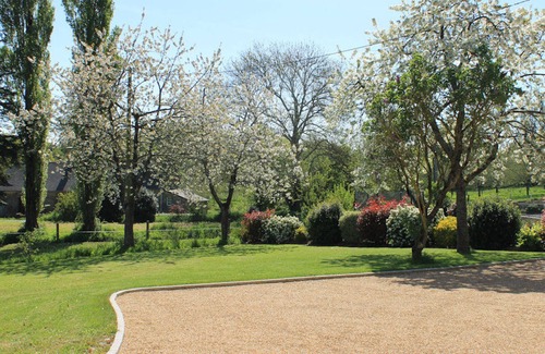 Saint-Pierre-Langers Cottage | Charming House in Saint-Pierre-Langers with Parking