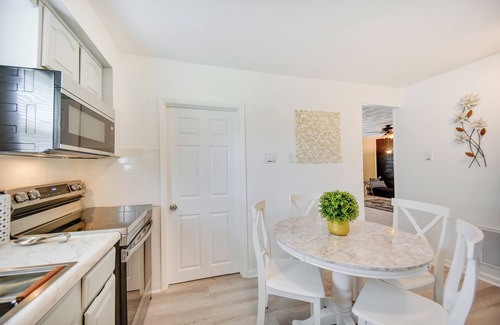 Hampton House | Charming Hampton Home w/Fireplace, Deck & Grill!