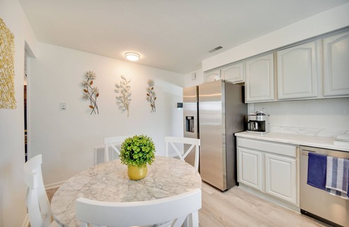 Hampton House | Charming Hampton Home w/Fireplace, Deck & Grill!